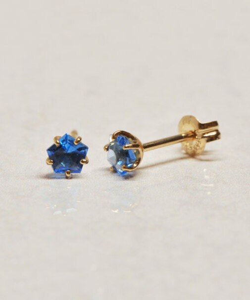 [ セカンドピアス]K18ブルークォーツペンタゴンカットピアス（YG)
