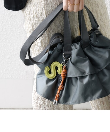 【WEB限定】チャーム 付き フリル 巾着 ショルダー