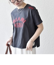 【SHIPS any別注】Collegiate Pacific:〈洗濯機可能〉V ガゼット プリント & 刺繍 Tシャツ