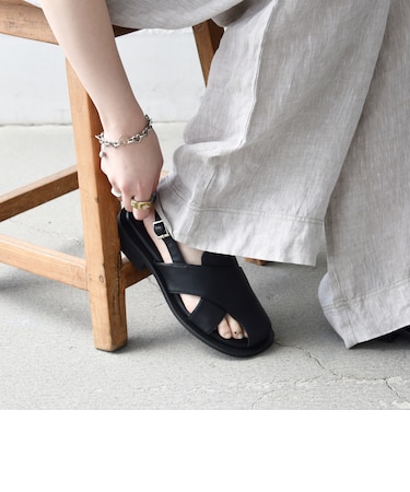 【SHIPS any別注】ALL BLACK: バック ストラップ サンダル