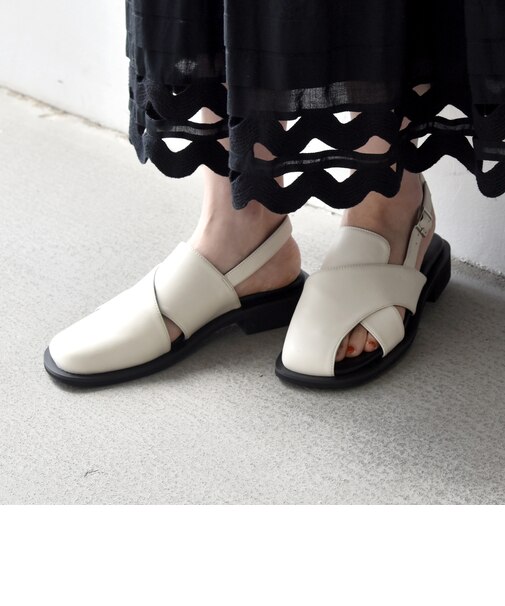 【SHIPS any別注】ALL BLACK: バック ストラップ サンダル