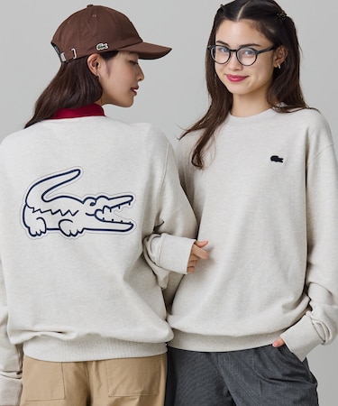 【オンライン限定】LACOSTE オーバーサイズ 裏毛 バックプリント クルーネック スウェット