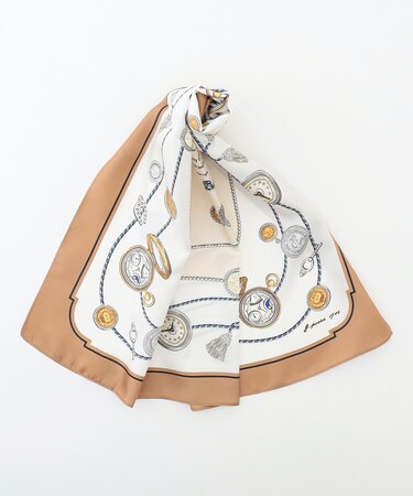 【着こなしのポイントに】Traditional print  スクエア スカーフ
