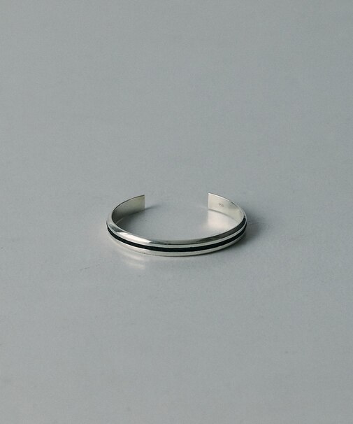 【UNISEX】CENTER LINE NARROW BANGLE / センター
