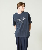 SCENE GRAPHIC ロゴプリントTシャツ / リラックスフィット