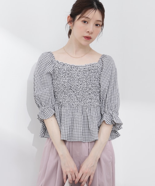 〈a/mie〉シャーリングペプラムブラウス 26SS