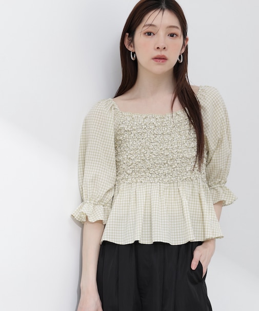 〈a/mie〉シャーリングペプラムブラウス 26SS