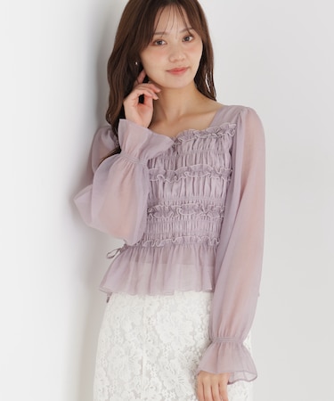 ＜a／mie＞シャーリングフリルキャンディースリーブブラウス 26AW