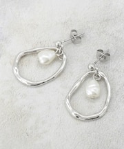 メタル×フェイクパールスイングデザインピアス