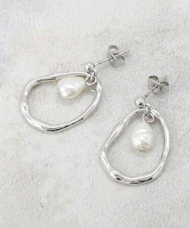 メタル×フェイクパールスイングデザインピアス
