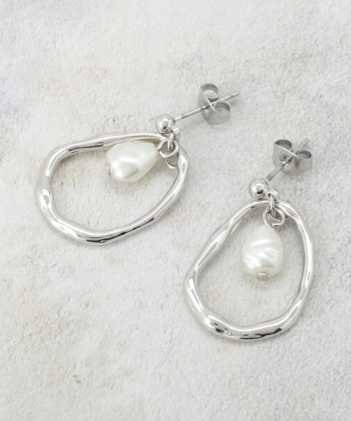 メタル×フェイクパールスイングデザインピアス