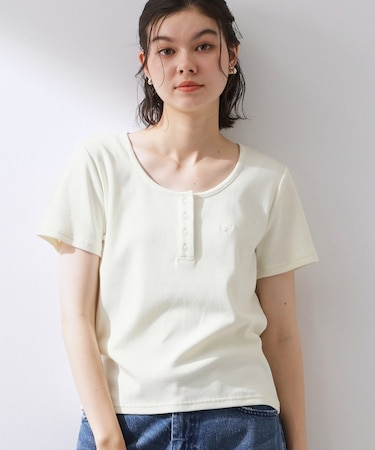 ヘンリーネック ワンポイント刺繍トップス