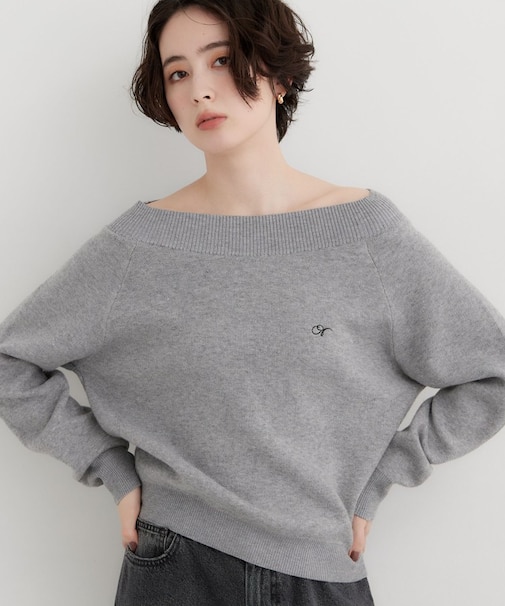 オフショルワンポイント刺繍ニット