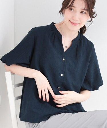 【洗濯機可】バルーンスリーブで二の腕カバー キーネック5分袖ブラウス