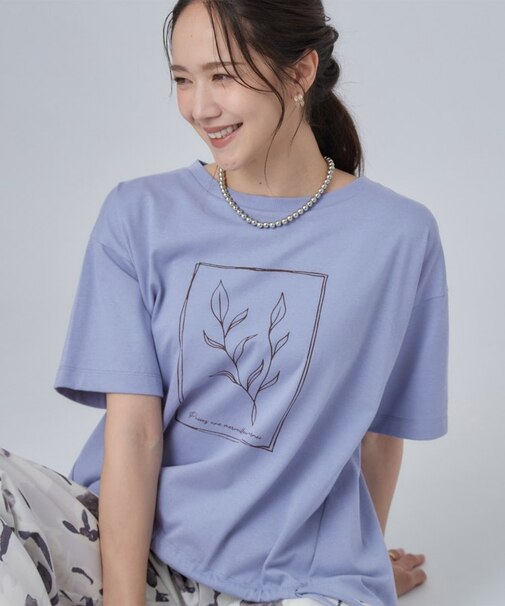 【洗濯機可/体型カバー】プリントデザインが目を惹く 裾シャーリングTシャツ