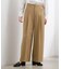 シンプルを品よく格上げ　サイドビットワイドパンツ