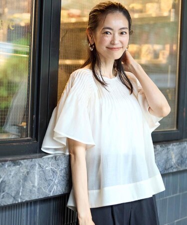 ピンタックデザインフレアスリーブブラウス