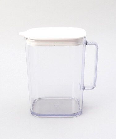 棚に収まる冷水筒 1.2L WH