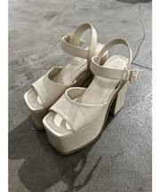 スキンラインバルキーサンダル