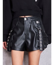 ハイウエストEYELET STRAP CARGOフェイクレザーショートパンツ
