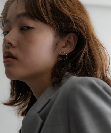 SMELLY so’ curved circle pierce