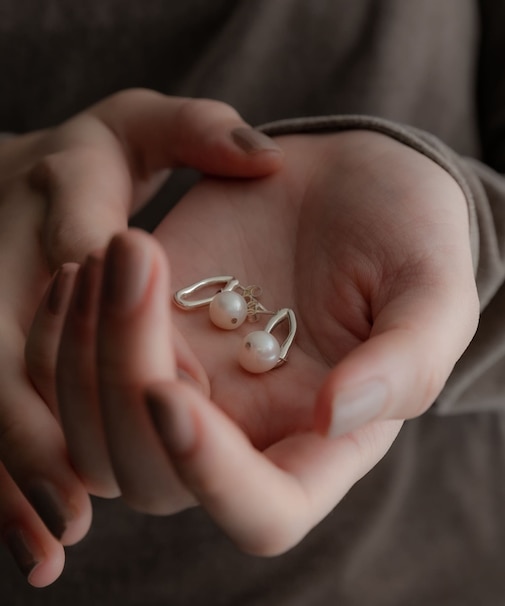 SMELLY so’ pearl drop pierce