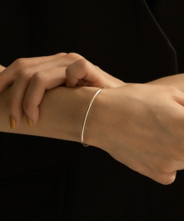 SMELLY so’ narrow line bangle