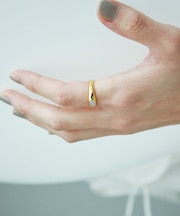 SMELLY so’ stone line ring