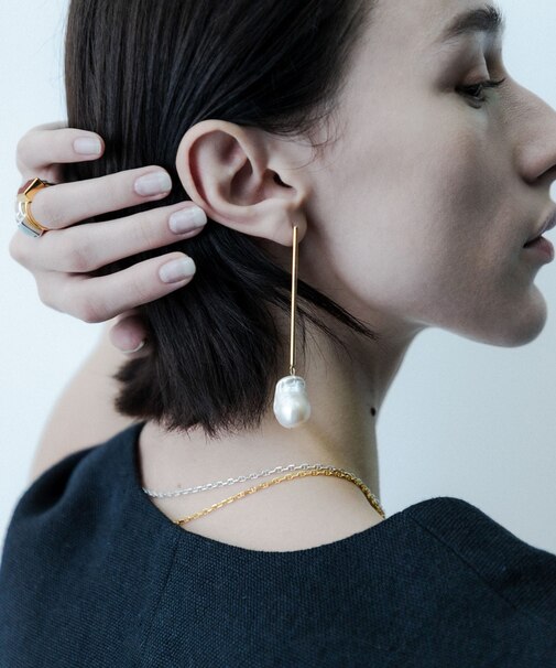 SMELLY so’ baroque pearl bar pierce