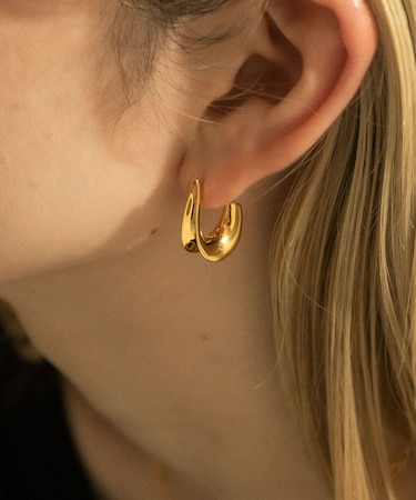 SMELLY so’ curve pierce