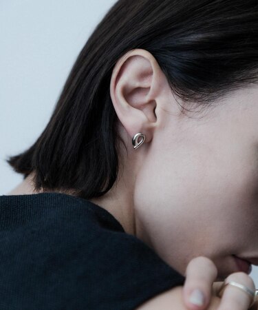 SMELLY so’　asymmetric solid pierce