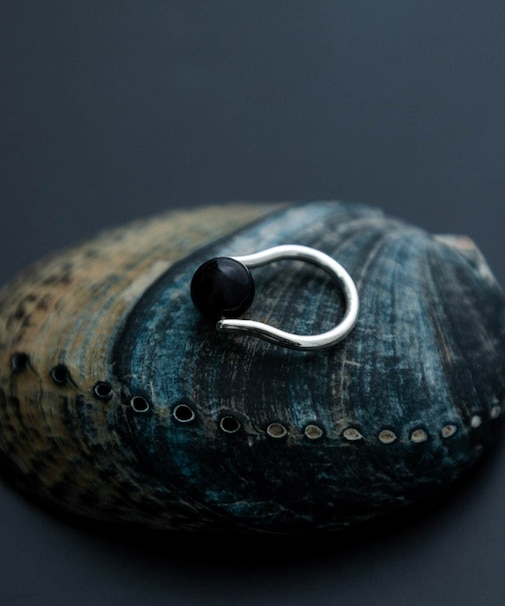 SMELLY so’ onyx sphere ring