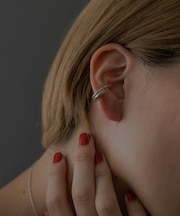 SMELLY so’ overlap circle earcuff