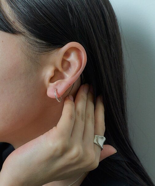 SMELLY so’ thin hoop earring