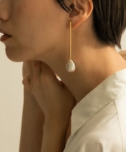 SMELLY so’ baroque pearl bar earring