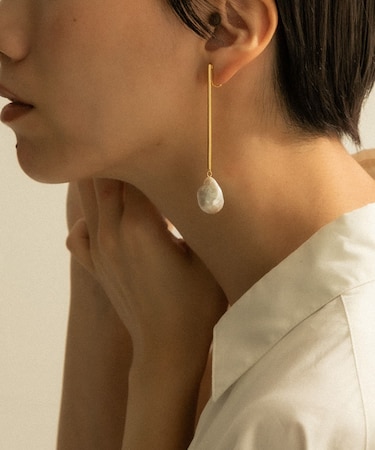 SMELLY so’ baroque pearl bar earring