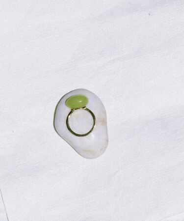SMELLY so’ oval yellow jade ring