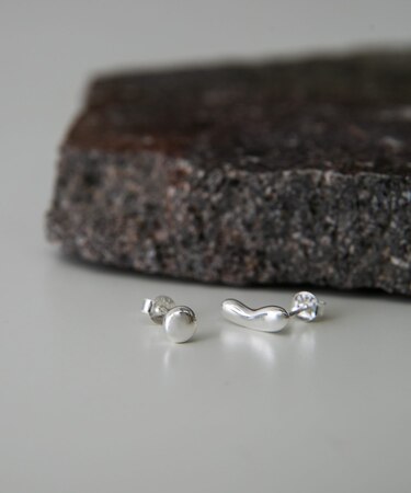 SMELLY so’　asymmetry grain pierce