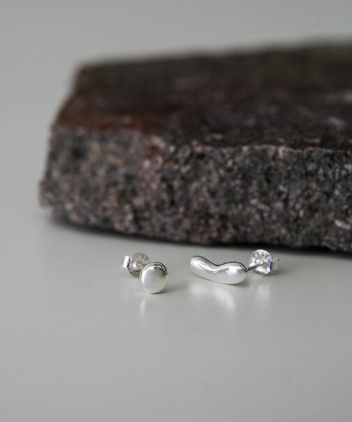SMELLY so’　asymmetry grain pierce