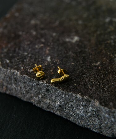 SMELLY so’ asymmetry grain pierce