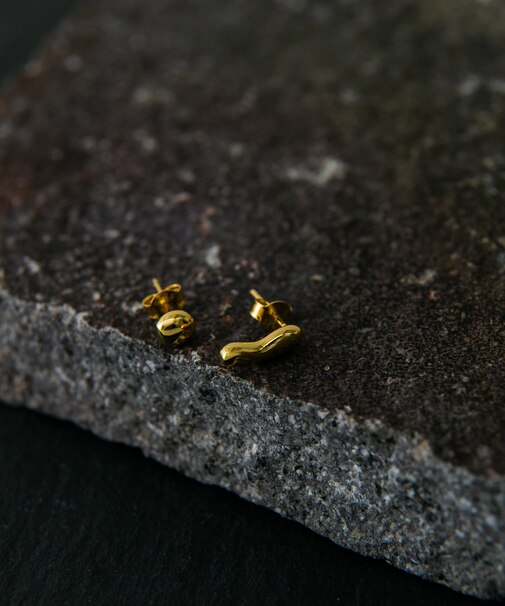 SMELLY so’ asymmetry grain pierce