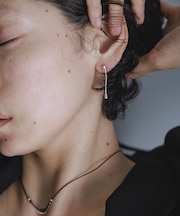 SMELLY so’ minimal bar chain pierce