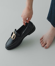 ビッグバックルローファー