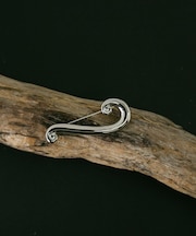 SMELLY so’　organic swirl brooch