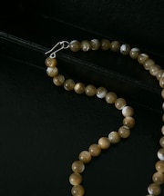 SMELLY so’　mother of pearl necklace