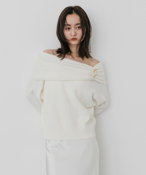 サイドブローチオフショルセーター