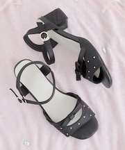 サテンビジューリボンサンダル