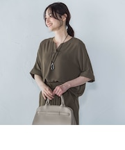 【WEB限定】サテンフィールキーネックブラウス≪セットアップ対応/洗濯機で洗える≫