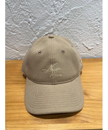 NEW ERA (ニューエラ) - 9TWENTY LEATHER STRAP NEEDLE FELT TONAL LOGO (920 レザー ストラップ ニードル フェルト トナル ロゴ)