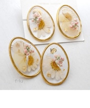 ゴールドフレームにお花ピアス